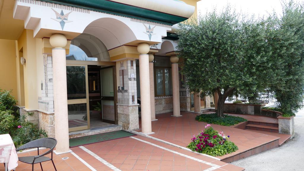 Hotel L'Ulivo Mirabella Eclano Екстериор снимка